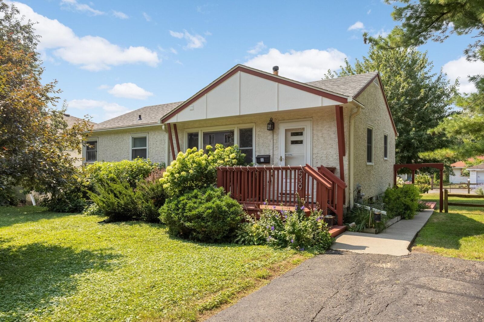 Property Photo: 539 Frontenac Place MN 55104