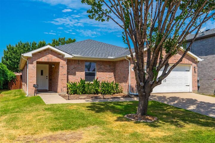 Property Photo: 1612 Crown Point Drive TX 75036