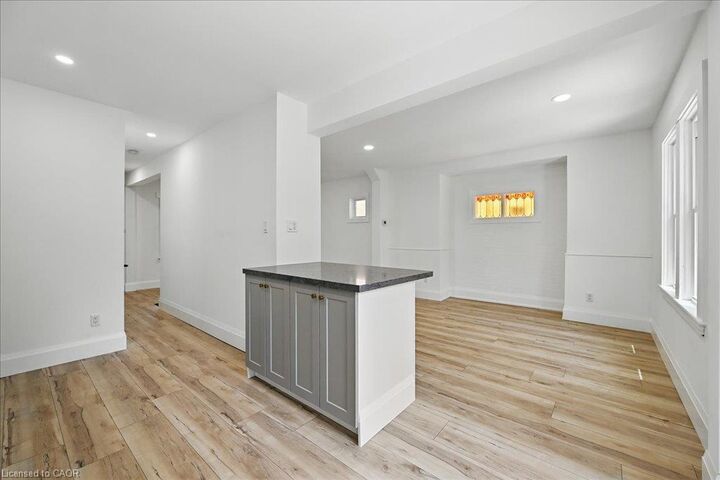 Property Photo:  189 Edgemont Street S  ON L8K 2J1 