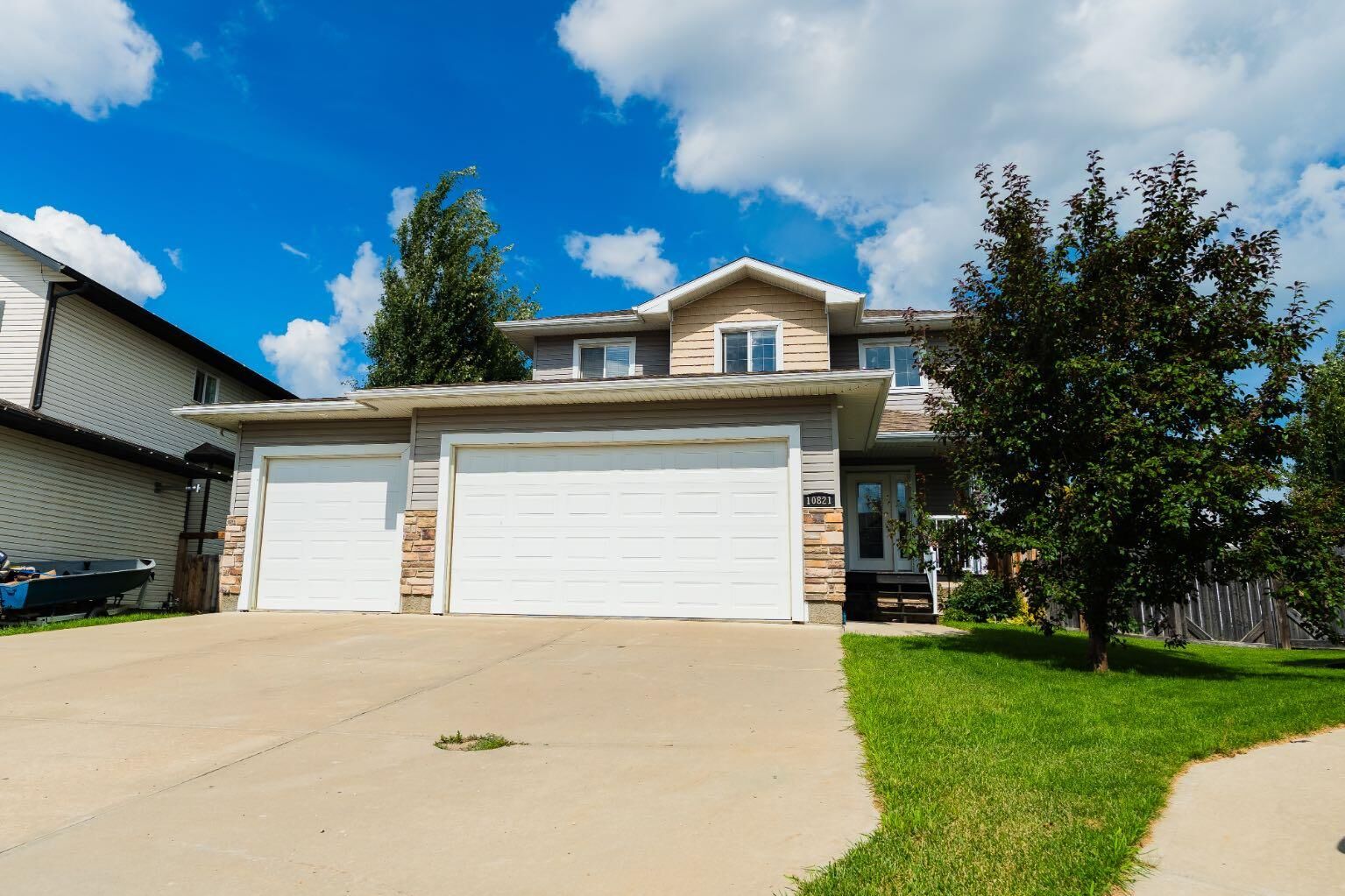 Property Photo: 10821 60A Avenue AB T8W 0H4
