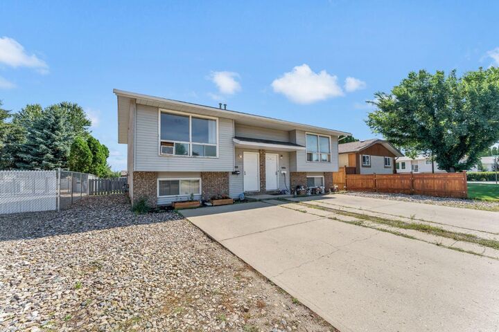 Property Photo:  908 Ross Glen Drive SE  AB T1B 3W7 
