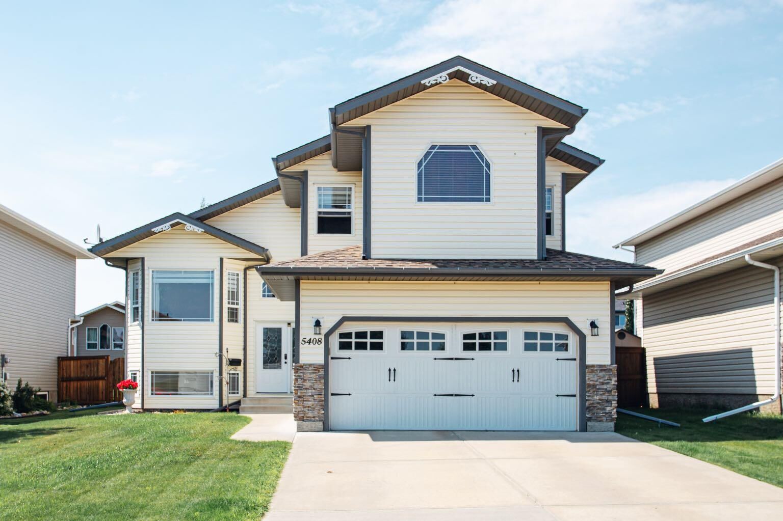 Property Photo:  5408 59 Street  AB T4V 5B9 