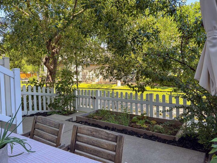 Property Photo:  457 Elgin Gardens SE  AB T2Z 4T8 