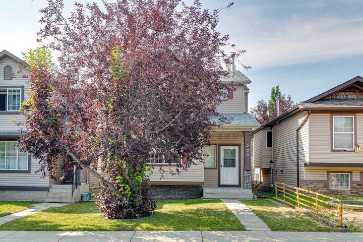 Property Photo: 208 Everridge Way SW AB T2Y 4X4