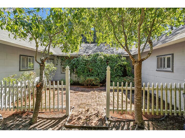Property Photo:  963 Madison St  OR 97402 