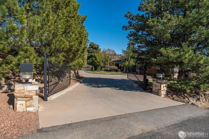 Property Photo: 4333 Anna Lane WA 98801