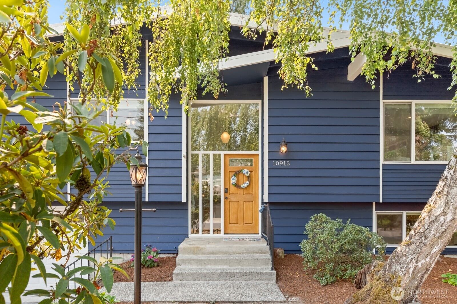 Property Photo: 10913 NE 48th Street WA 98033