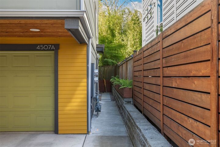 Property Photo:  4507  Linden Avenue N A  WA 98103 