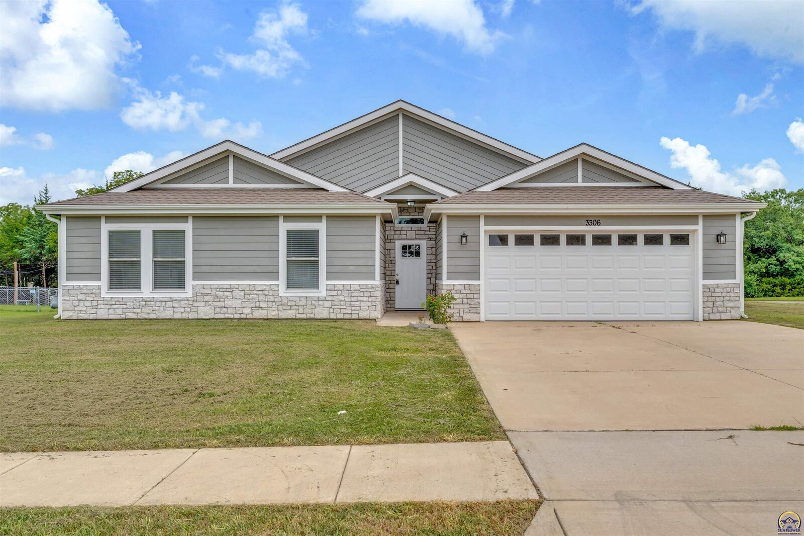 Property Photo:  3306 SE Long St  KS 66605 