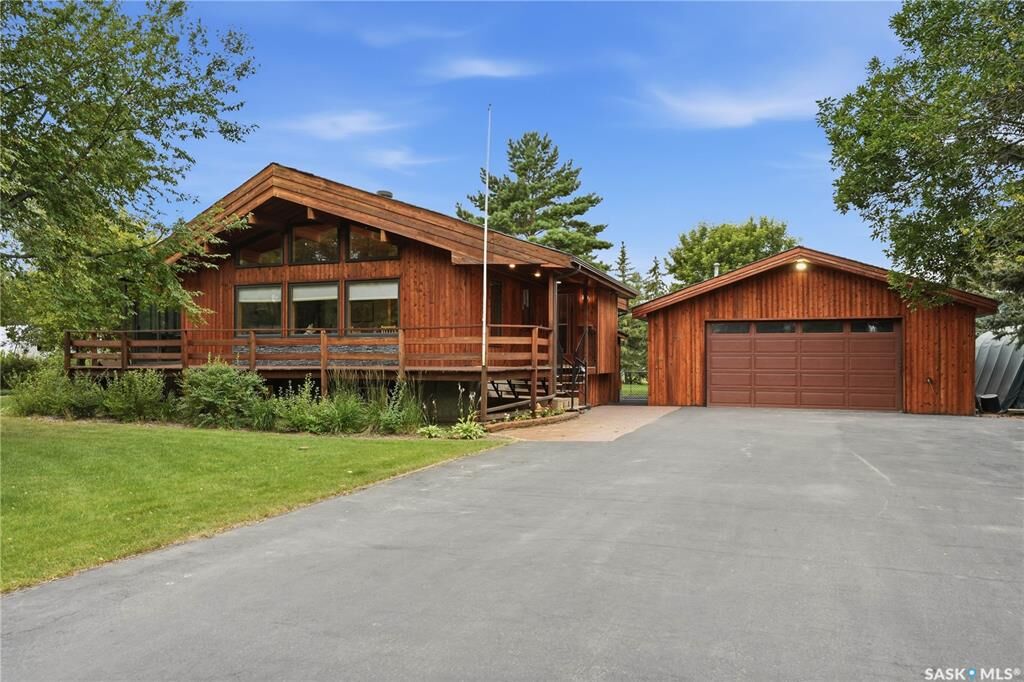 Property Photo:  21 Meadow Road  SK S4L 5B1 