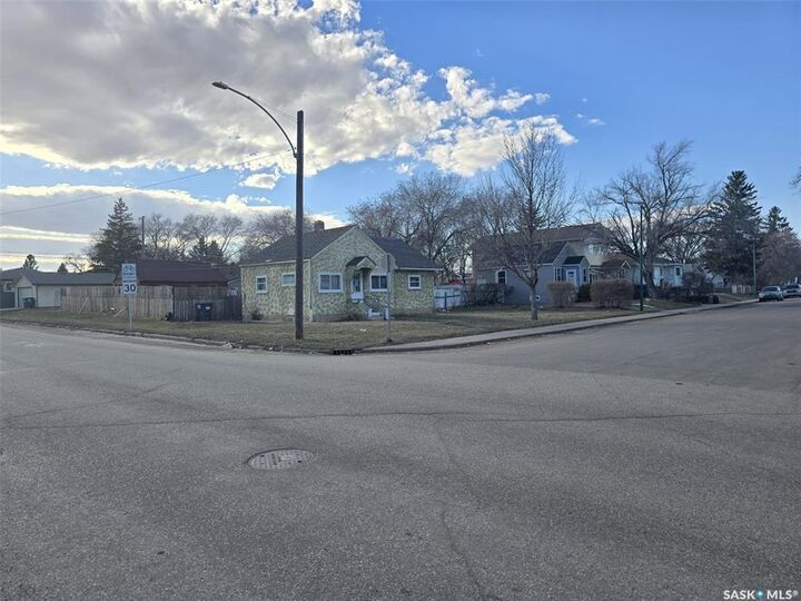 Property Photo:  201 R Avenue N  SK S7L 2Y6 