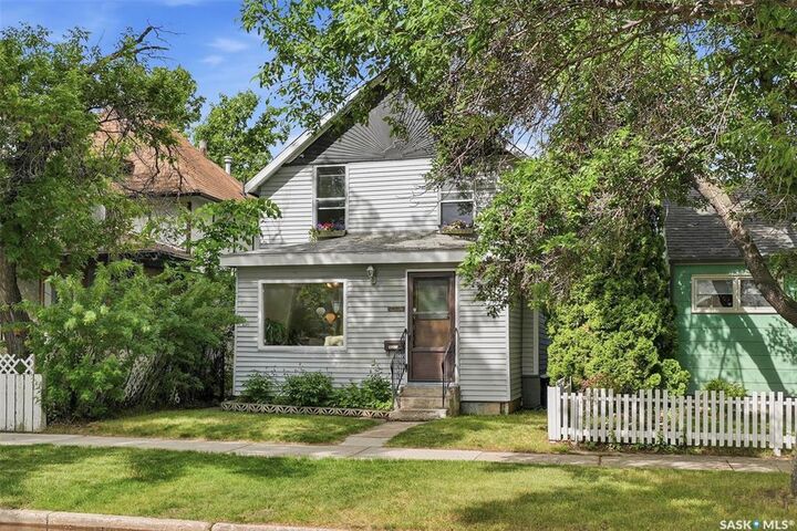 Property Photo:  611 J Avenue S  SK S7M 2A9 