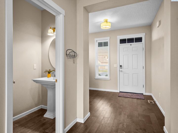 Property Photo:  1547 Diamond Dr  WA 99353 