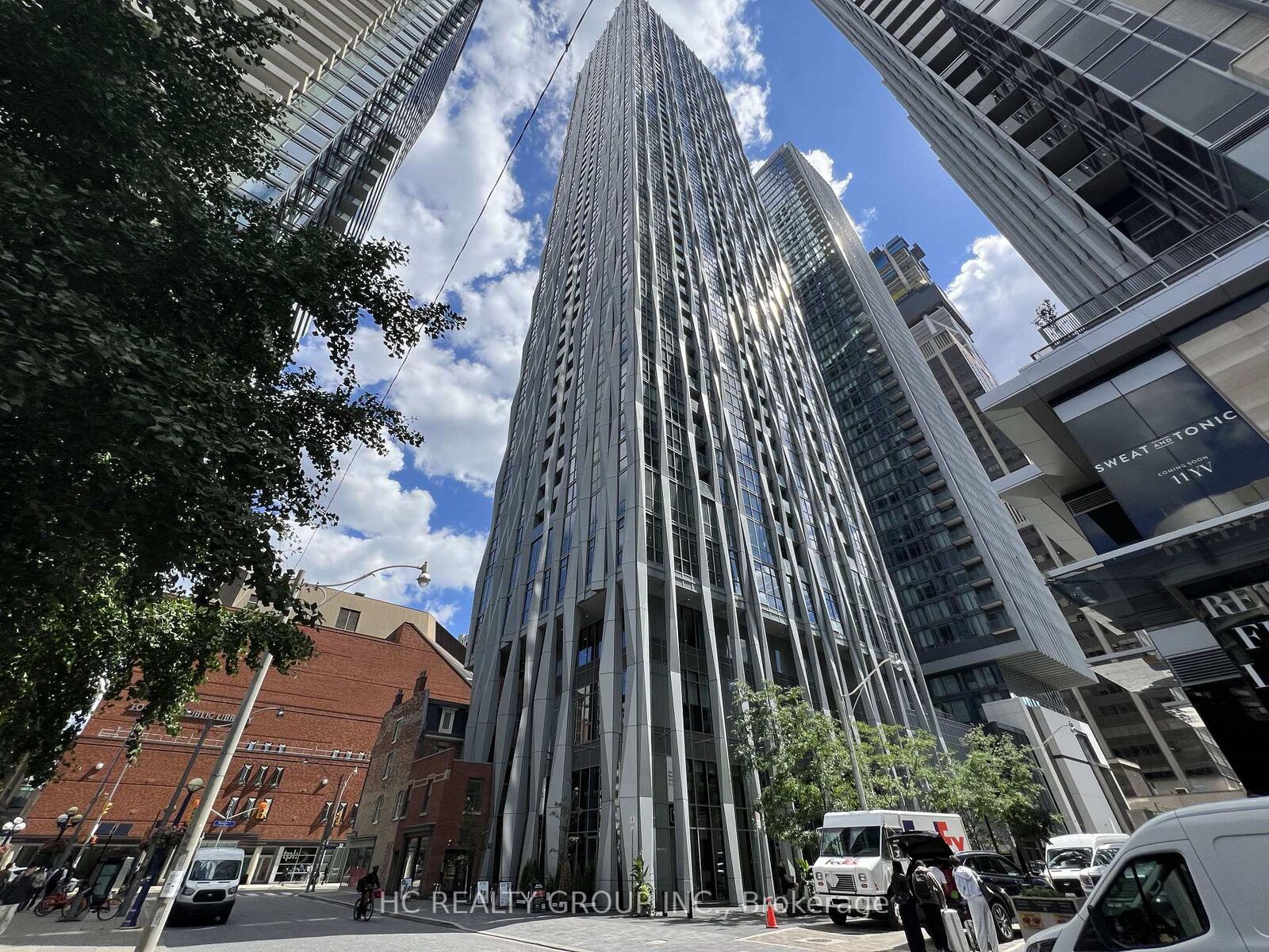Property Photo: 1 Yorkville Avenue 4512 ON M4W 0B1