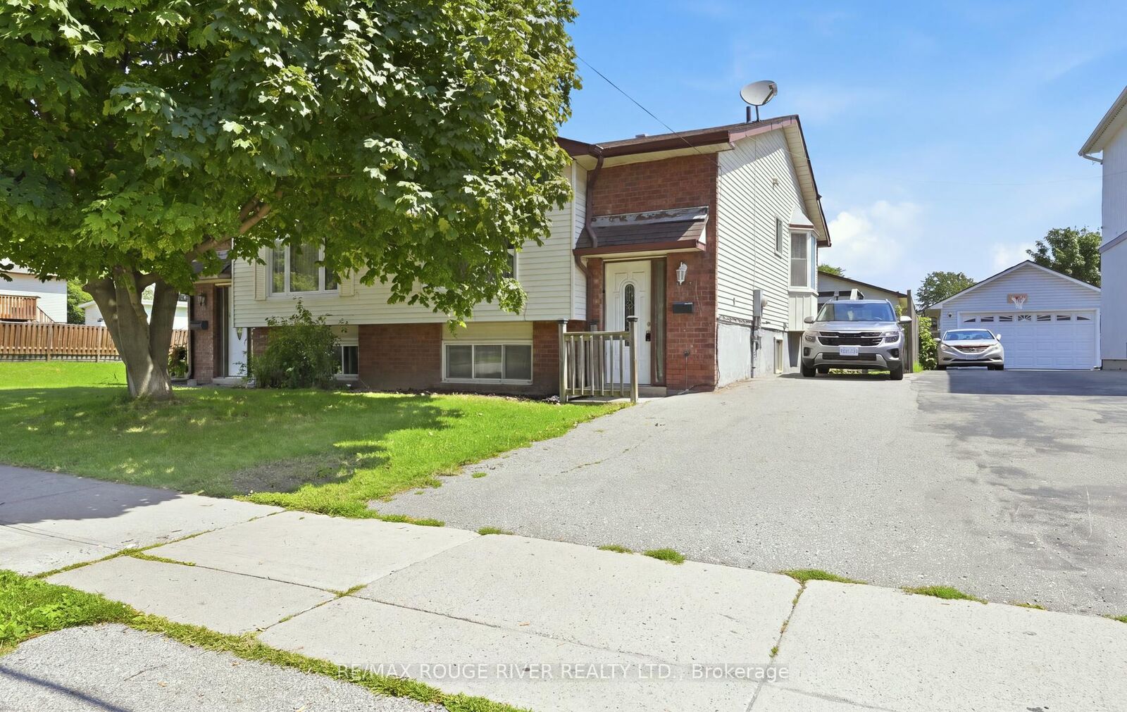 Property Photo:  923 Glen Street  ON L1J 3T9 
