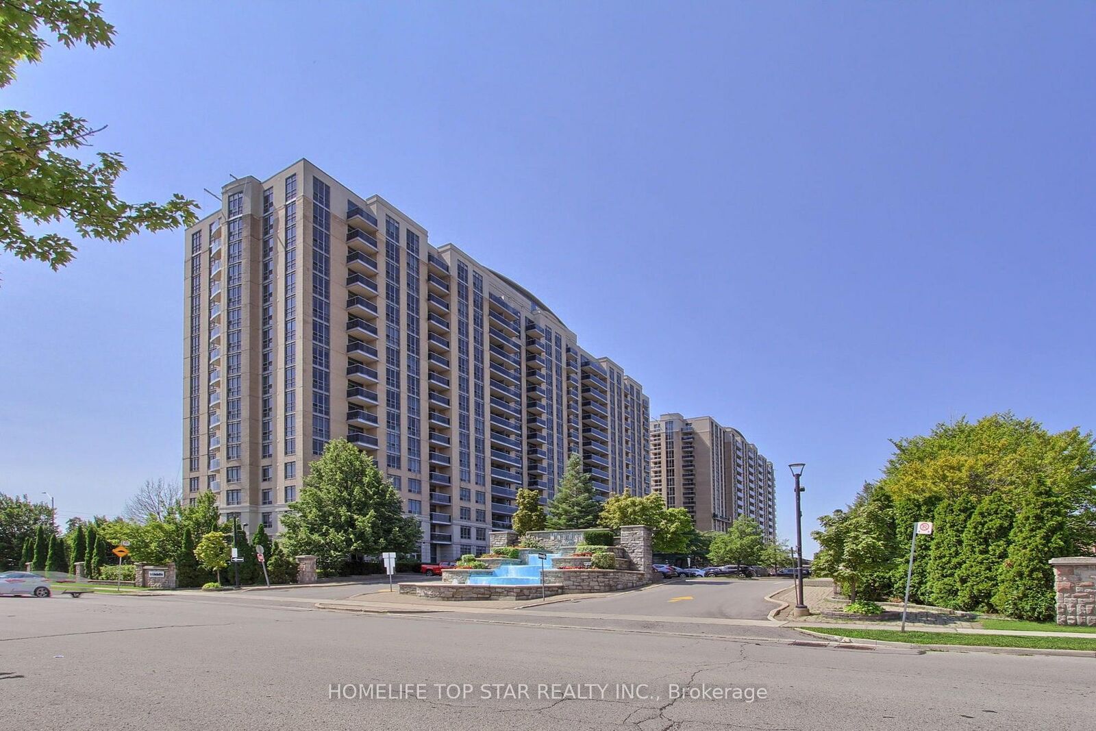 Property Photo: 18 Mondeo Drive 1323 ON M1P 5C8