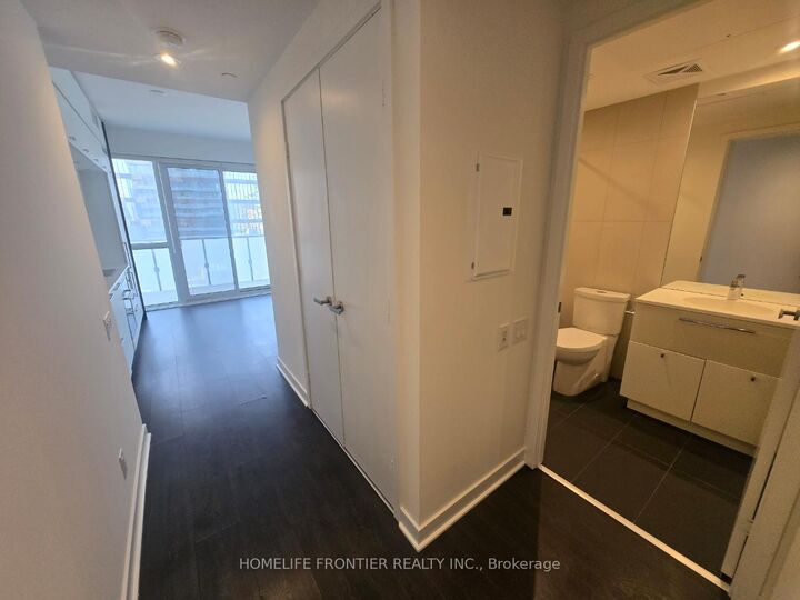 Property Photo:  15 Grenville Street 2106  ON M4Y 0B9 