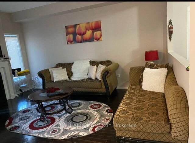 Property Photo: 530 Lolita Gardens 1704 ON L5A 3T2