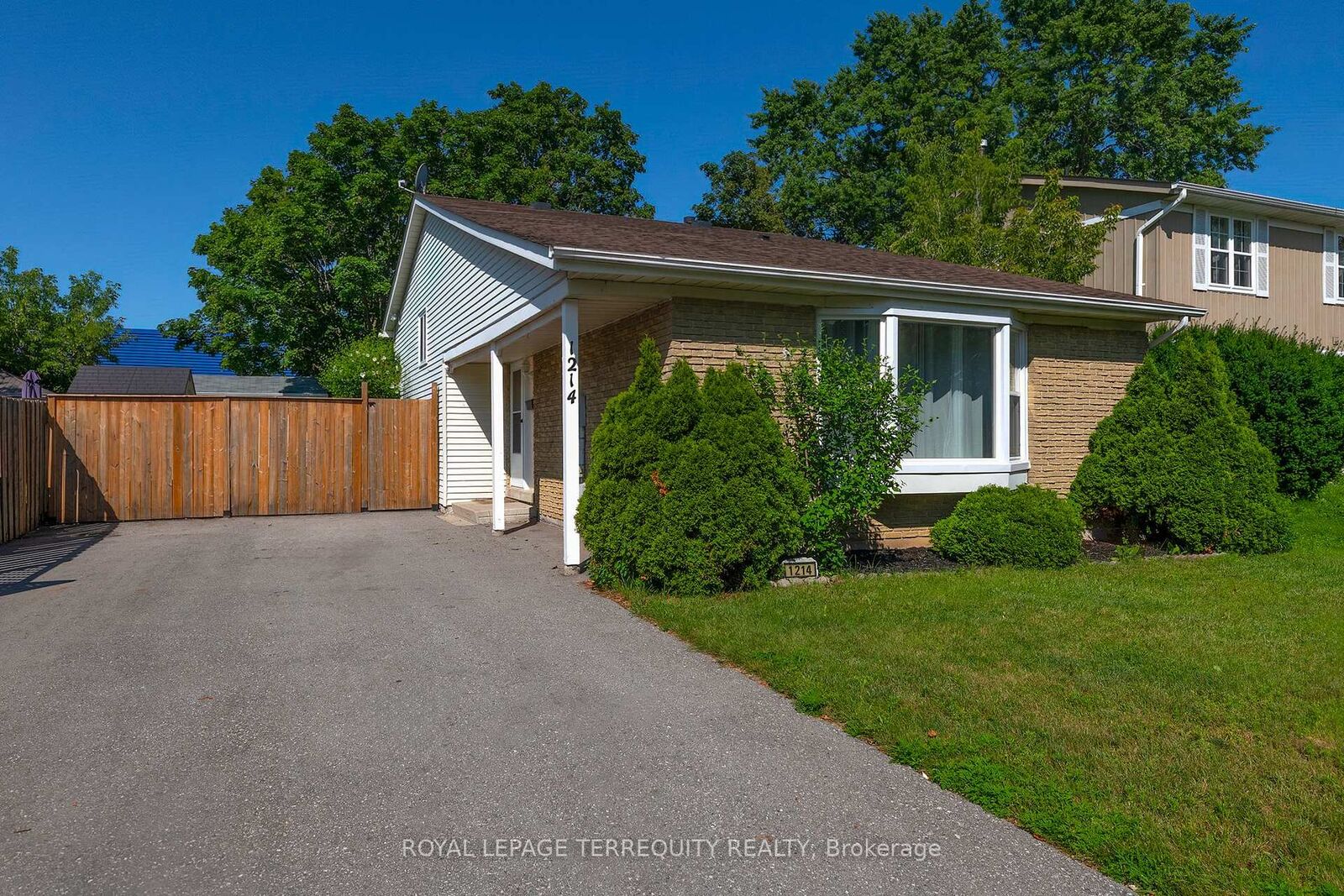 Property Photo:  1214 Trowbridge Drive  ON L1G 7H2 