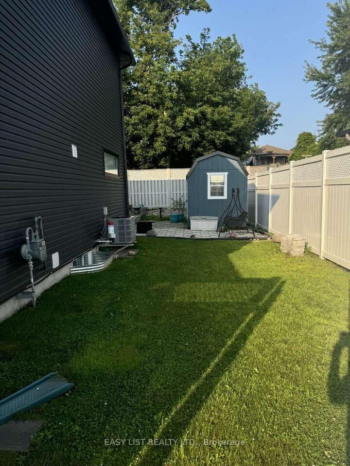 Property Photo: 306 Belfort Crescent ON K6H 0H3