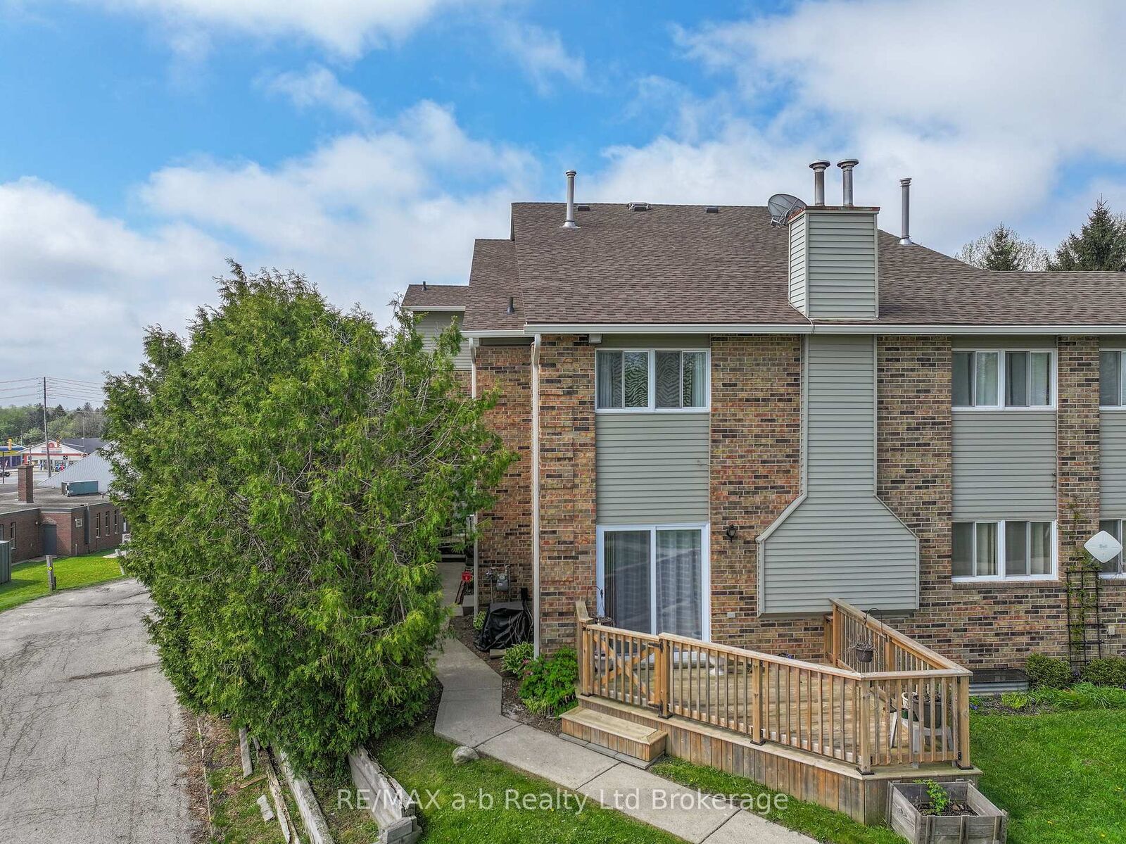 Property Photo:  19 Wren Court 8  ON N4G 5K2 