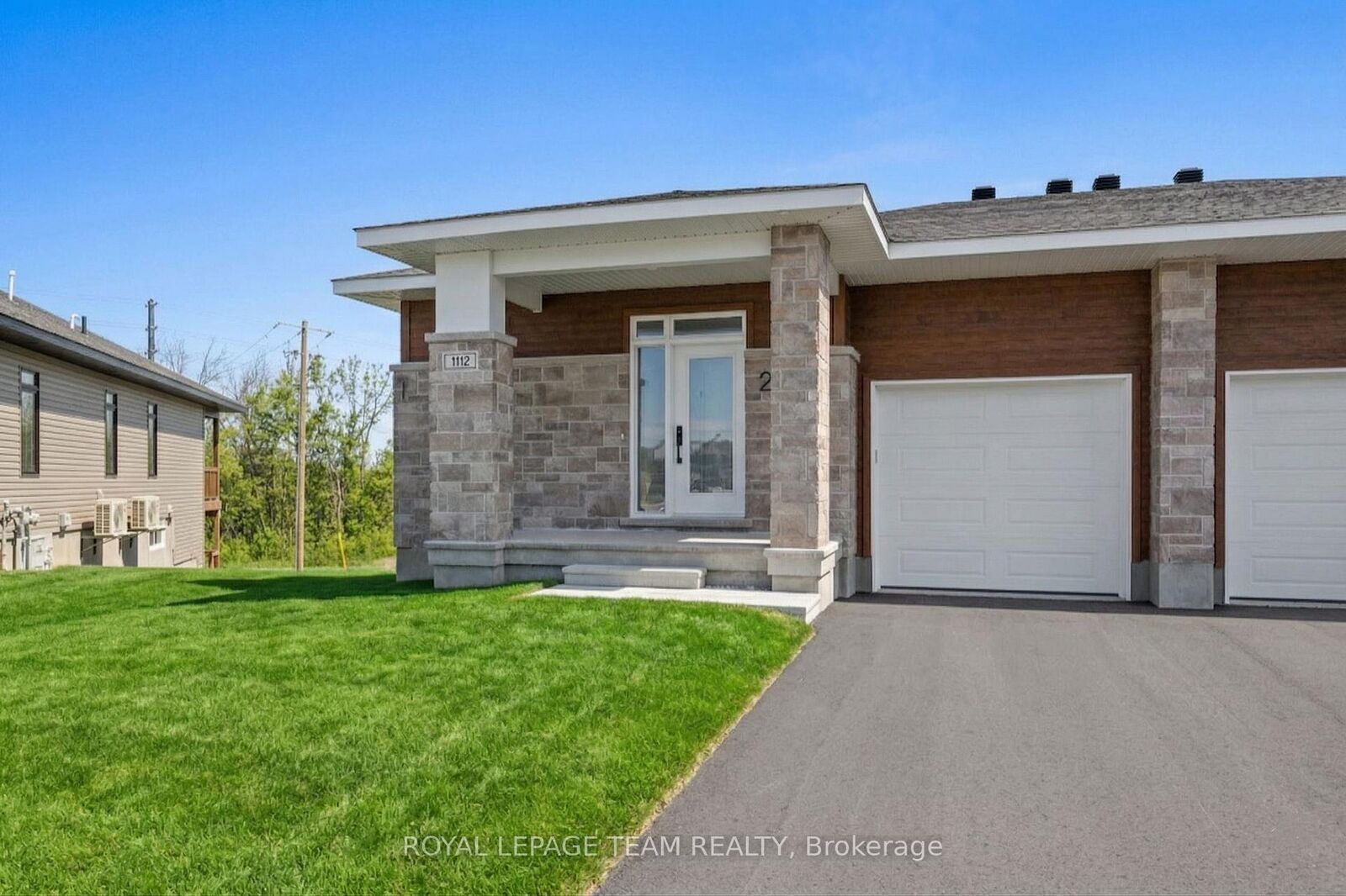 Property Photo: 1098 Moore Street 2 ON K6V 7N1