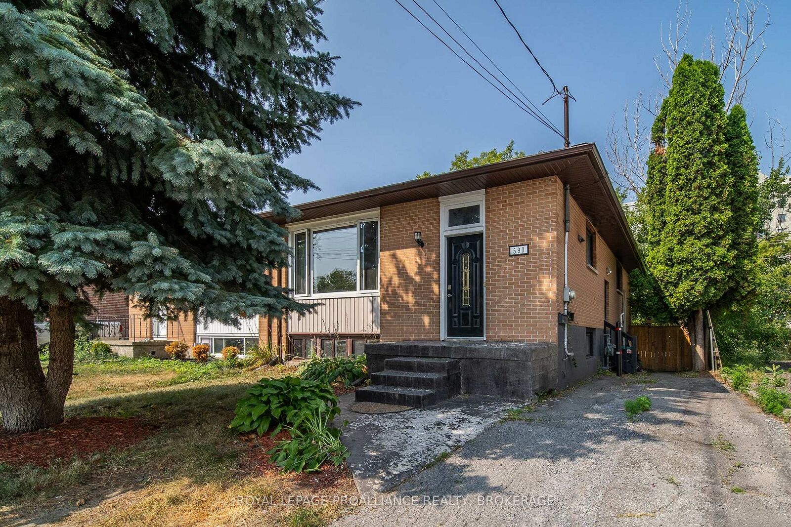 Property Photo:  590 Macdonnell Street  ON K7K 4X1 