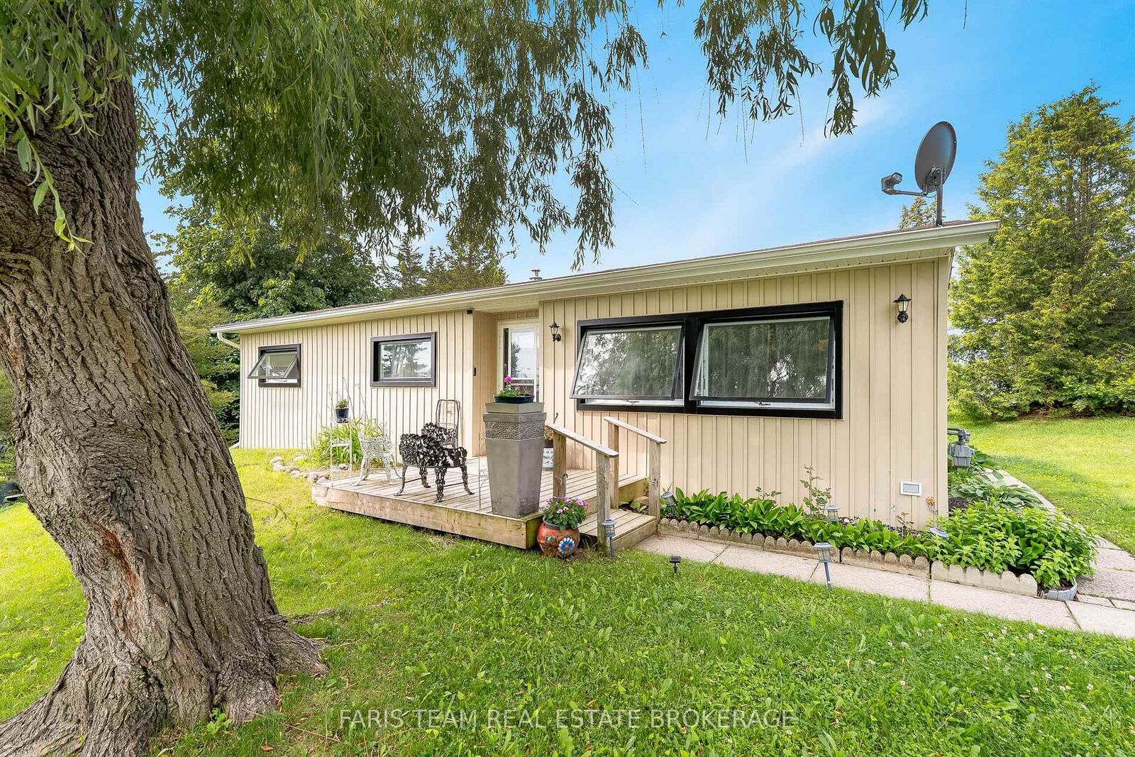 Property Photo: 21 Hawthorne Drive ON L9S 1P7