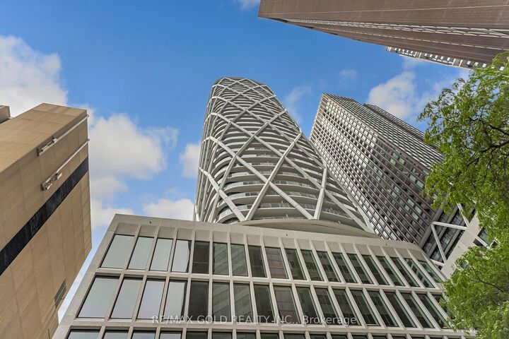 Property Photo:  230 Simcoe Street 2818  ON L6X 2Y8 