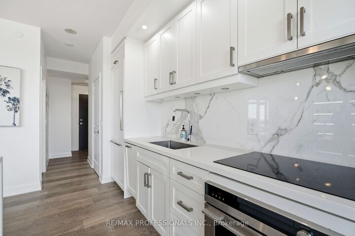 Property Photo:  33 Shore Breeze Drive 1904  ON M8V 0G1 
