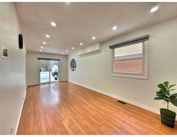 Property Photo: 159 Walmer Gardens ON N6G 4H6