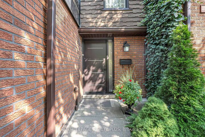 Property Photo:  3395 Cliff Road N 28  ON L5A 3M7 