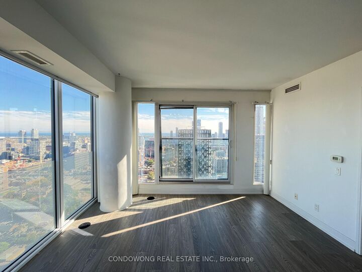 Property Photo:  181 Dundas Street E 3905  ON M5A 0N5 