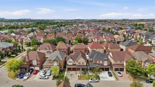 Property Photo: 21 Castle Mountain Drive ON L6R 2W9