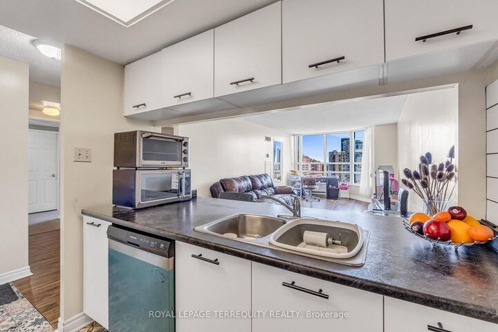 Property Photo: 250 Webb Drive 1512 ON L5B 3Z4