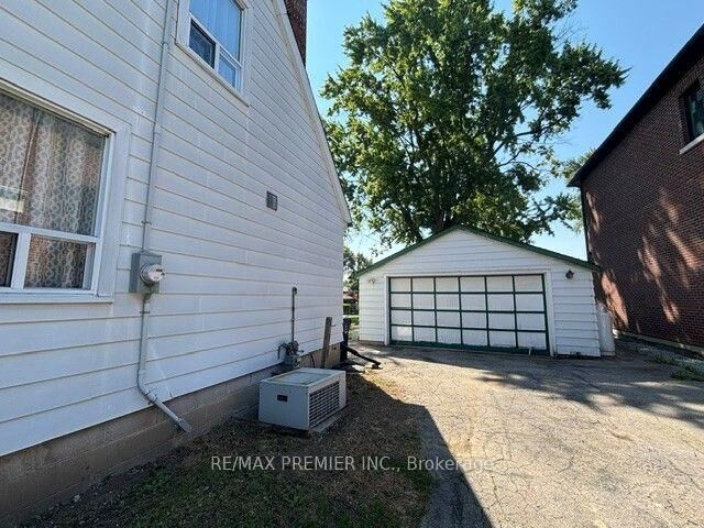 Property Photo:  21 Aura Lea Boulevard  ON M9M 1K2 