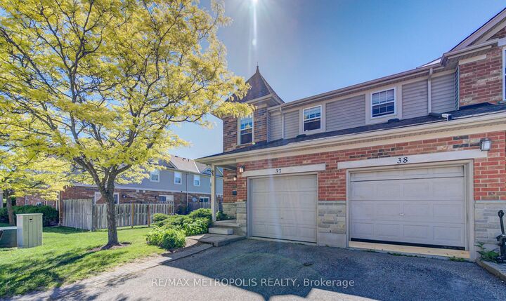Property Photo: 124 Gosling Gardens 37 ON N1G 5K6