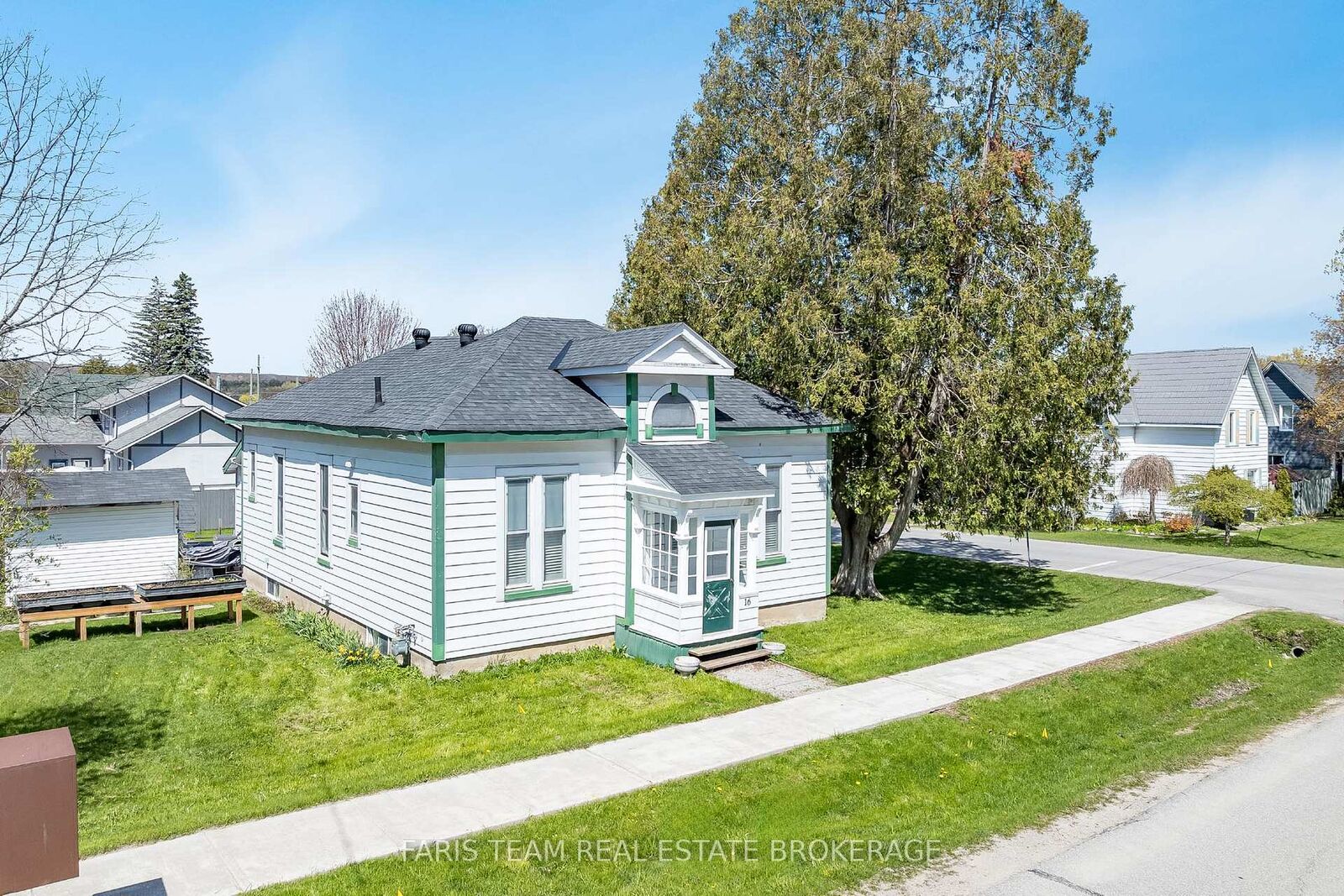 Property Photo:  16 Peel Street  ON L9M 1A6 