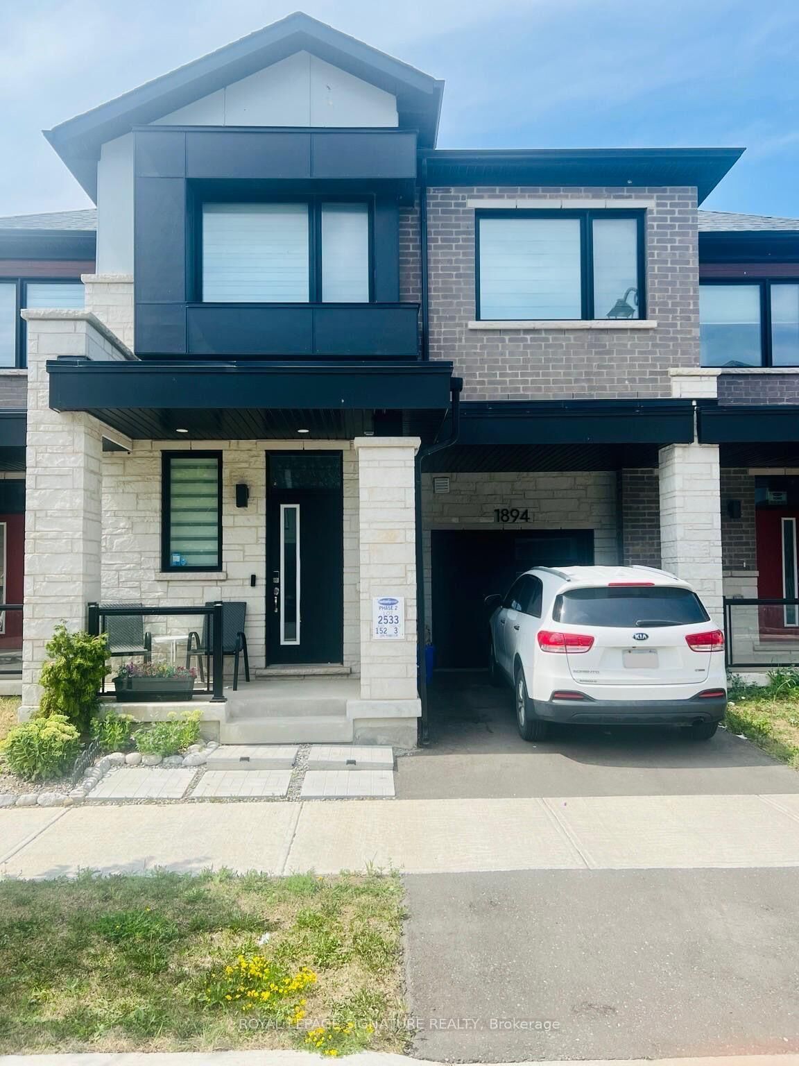 Property Photo:  1894 Thames Circle  ON L9E 1Y9 