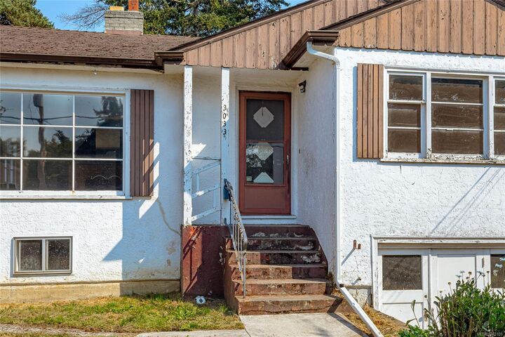 Property Photo: 3033 Carroll St BC V9A 1R5