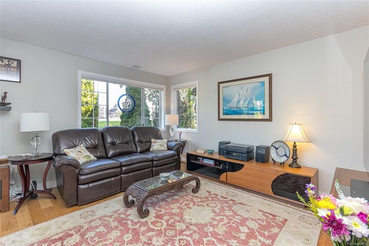 Property Photo:  1220 Fort St #101  BC V8V 3L2 