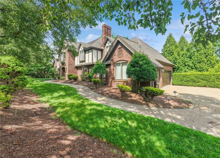 Property Photo:  326 Red Oak Ct  PA 15146 