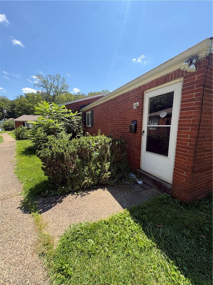 Property Photo:  1 Penn Ridge Ct 19  PA 15235 