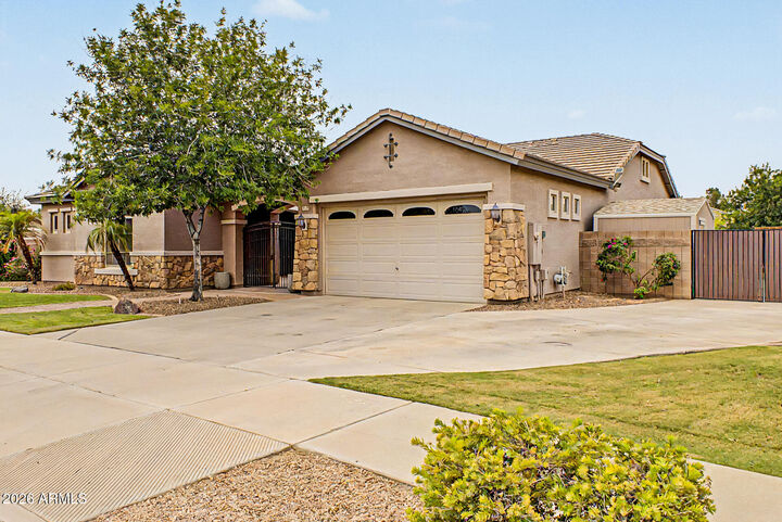 Property Photo: 19006 E Arrowhead Trail AZ 85142