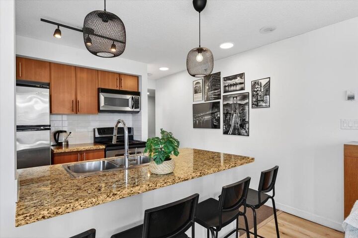 58 Keefer Place 905 — photo 1