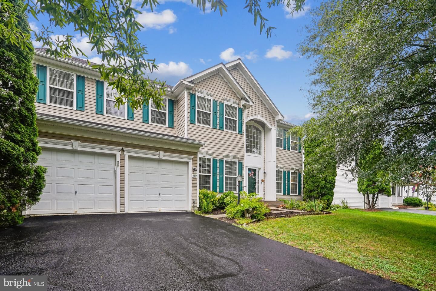 Property Photo: 952 Devonshire Circle VA 20132
