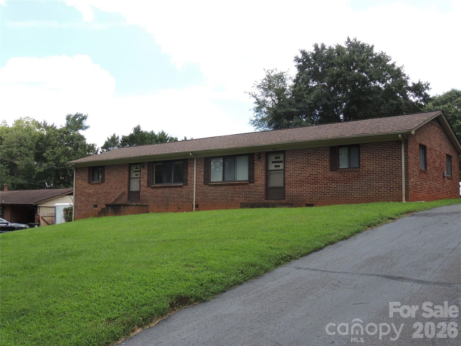 Property Photo: 409 East K Street E NC 28658