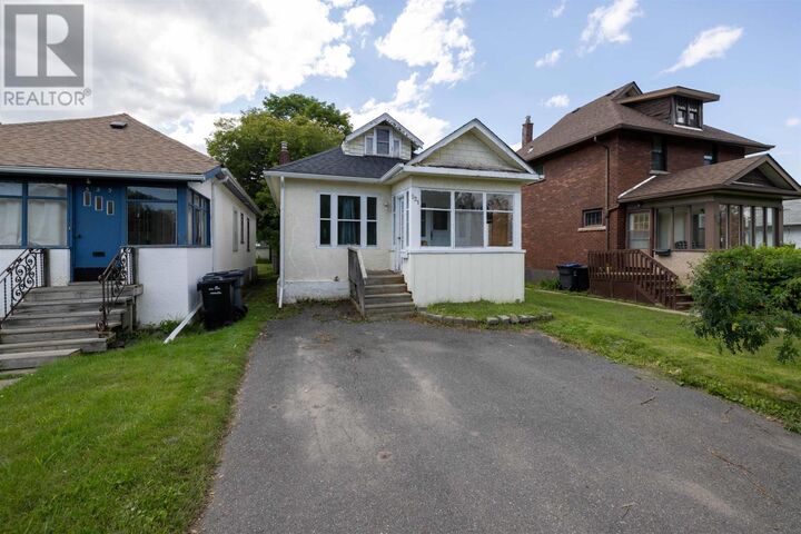 Property Photo:  521 Vickers St S  ON P7E 1K1 