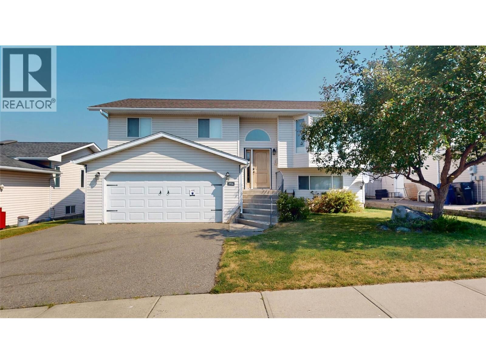 Property Photo:  1916 12 Street North  BC V1C 6M7 