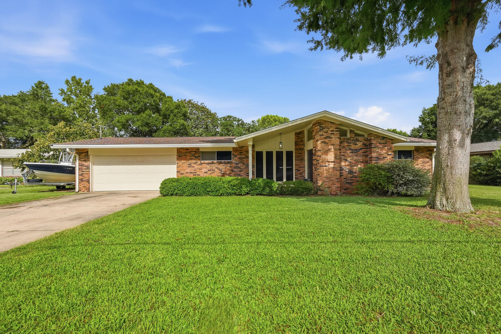Property Photo:  628 NE Powell Drive  FL 32547 